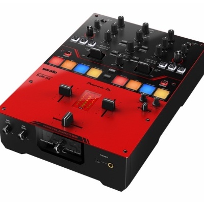 Mesa de mistura DJ vermelha e preta com botões coloridos