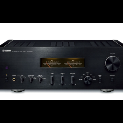 Amplificador integrado Yamaha preto com botões e mostrador âmbar