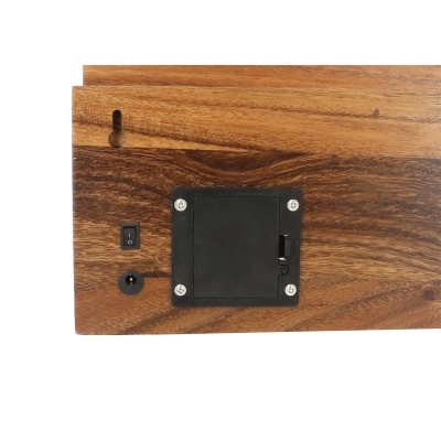 Painel de madeira com botões e compartimento preto