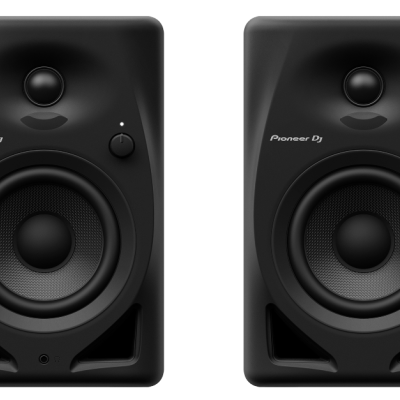 Par de altifalantes Pioneer DJ pretos sobre fundo branco