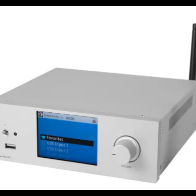 Aparelho eletrónico cinza com ecrã azul digital e antena preta