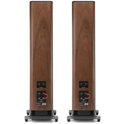 Colunas de som altas de madeira castanha com bases e conectores na parte traseira