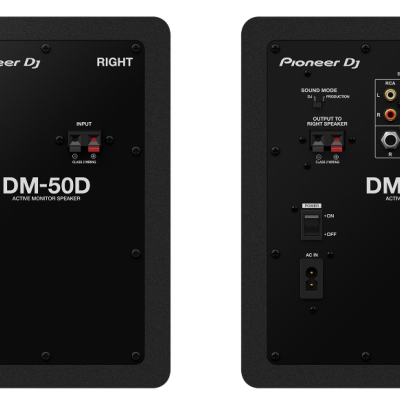 Altifalantes ativos pretos Pioneer DJ DM-50D com etiquetas RIGHT e LEFT