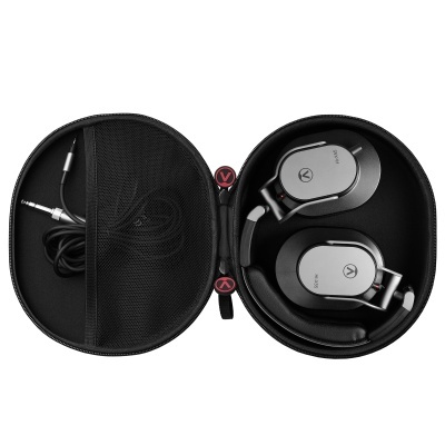 Auriculares de diadema prateados e pretos numa caixa preta rígida aberta