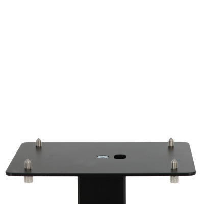 Base metálica preta com pinos prateados em fundo branco