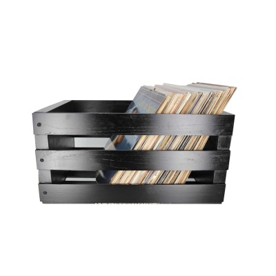 Caixa preta de madeira com discos de vinil em pé