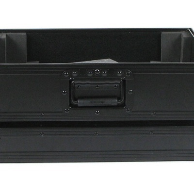 Caixa de transporte preta com interior revestido e ferragens metálicas