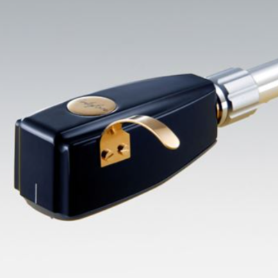 Cabeça de gira-discos preta com detalhes metálicos dourados e braço prateado