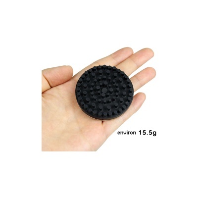 Disco preto redondo com relevos na palma da mão