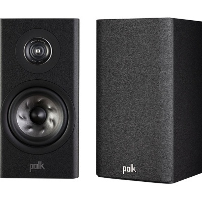 Conjunto de colunas Polk negras com uma coluna aberta a mostrar altifalantes e outra com grelha preta.