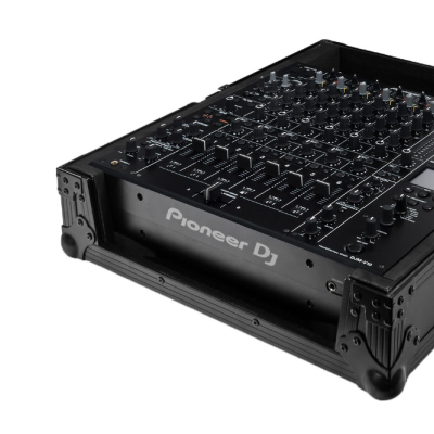 Consola de DJ preta Pioneer DJ numa caixa de transporte