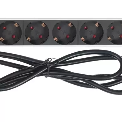 régua de tomadas metálica com 8 tomadas e botão vermelho