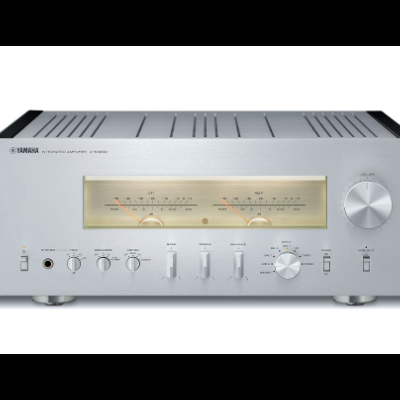 Amplificador integrado Yamaha A-U700 prateado com botão de volume e visor analógico