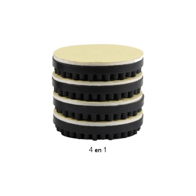 Quatro esponjas circulares pretas com topo creme empilhadas