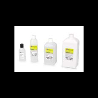 Frascos plásticos com produtos líquidos e rótulos amarelos e brancos