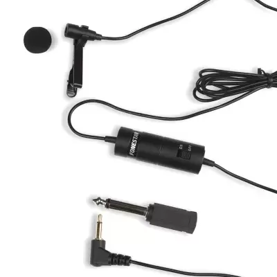 Microfone de lapela preto com cabo e acessórios sobre fundo branco