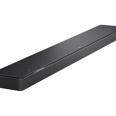 Soundbar preta comprida com textura metálica nas extremidades