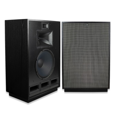 Par de colunas de alto-falante preto, uma com grelha cinza e logo