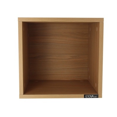 Móvel cubo em madeira castanha clara com etiqueta ENOVA HOME