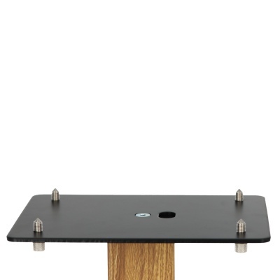 Placa metálica preta com parafusos sobre suporte de madeira