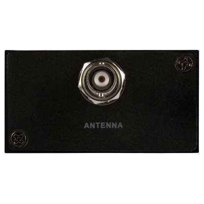 Conector de antena coaxial numa placa preta com texto ANTENNA
