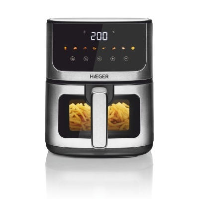 Fritadeira air fryer HAEGER em aço inoxidável com painel digital e batatas fritas visíveis
