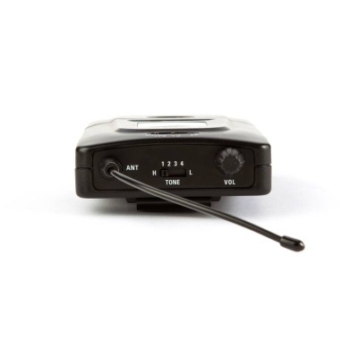 Rádio transmissor portátil preto com antena dobrada e controlo de volume