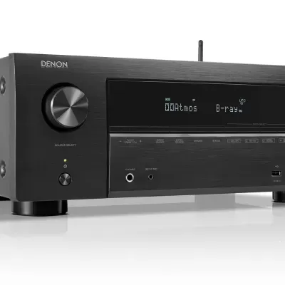 Receptor áudio Denon preto com ecrã digital e botões