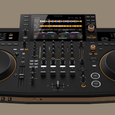 Controladora de DJ preta com dois pratos e displays digitais coloridos