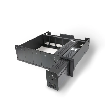 Estrutura metálica preta com compartimentos e módulo frontal destacável