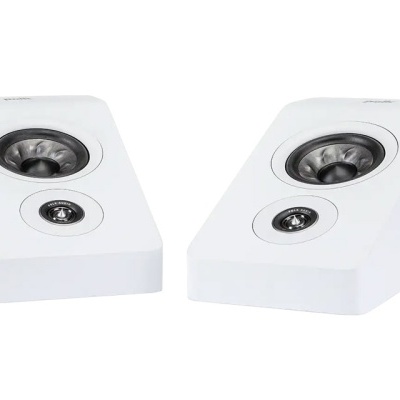 Colunas de som brancas inclinadas com cones pretos e tweeters