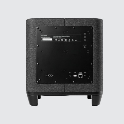 Subwoofer preto com painel traseiro contendo conexões e etiquetas técnicas