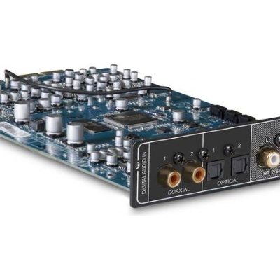 Placa eletrónica azul com conectores de áudio e texto branco no painel frontal cinza