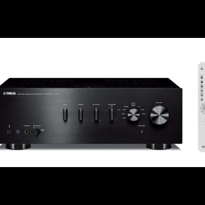 Amplificador Yamaha preto com controles e comando remoto branco