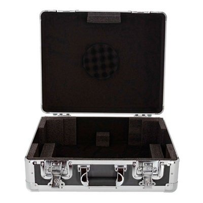 Mala rígida preta com interior acolchoado e estrutura metálica prateada aberta