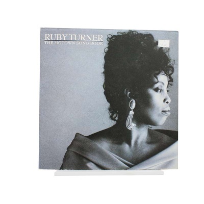 Capa de disco vinil de Ruby Turner com fotografia a preto e branco e texto branco no canto superior esquerdo