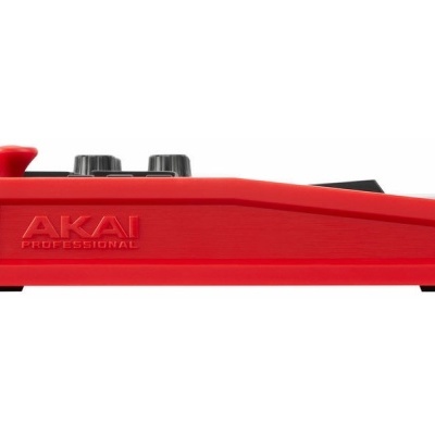 Controlador MIDI AKAI Professional vermelho com botões pretos visto de lado