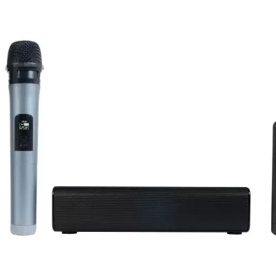 Conjunto de microfones sem fios, amplificador e comando à distância sobre fundo branco