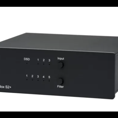 Aparelho DAC Box S2+ preto com botões e LEDs no painel frontal