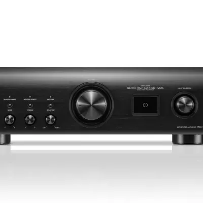Amplificador estéreo Denon preto com controlo remoto preto