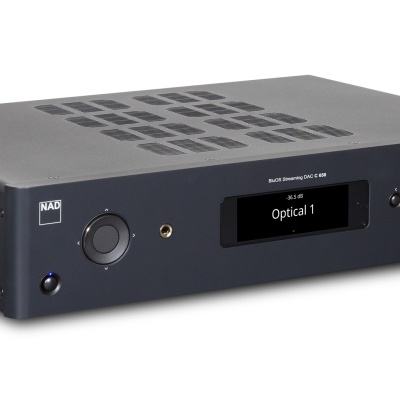 Amplificador de áudio NAD preto com visor digital e botões circulares.