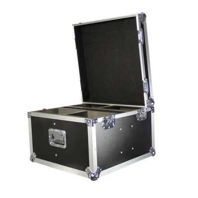 Mala de transporte preta com armação metálica e interior compartimentado