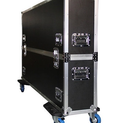 Mala preta de transporte com estrutura em alumínio e rodas azuis