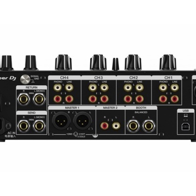 Parte traseira da mesa de mistura DJ Pioneer DJ com várias conexões