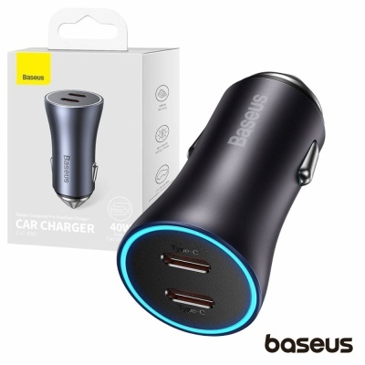 Carregador de carro Baseus preto com duas portas USB Tipo-C e anel luminoso azul junto a caixa branca.