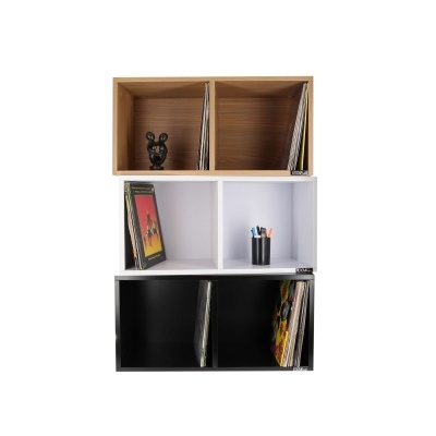 Três estantes de parede de madeira castanha clara, branca e preta com discos vinil e objetos decorativos