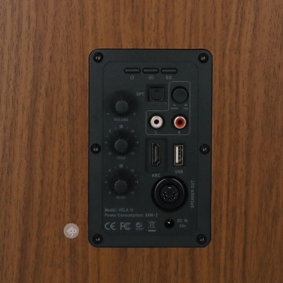 Painel traseiro de equipamento áudio com botões e portas, montado em caixa de madeira castanha