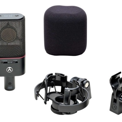 Microfone preto com acessório e suporte em fundo branco