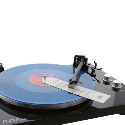 Gira-discos preto com disco vinil azul e controlo prateado