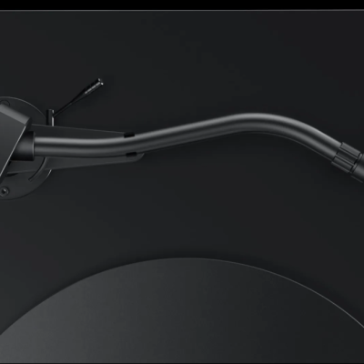 Braço de gira-discos de vinil preto fosco em fundo escuro